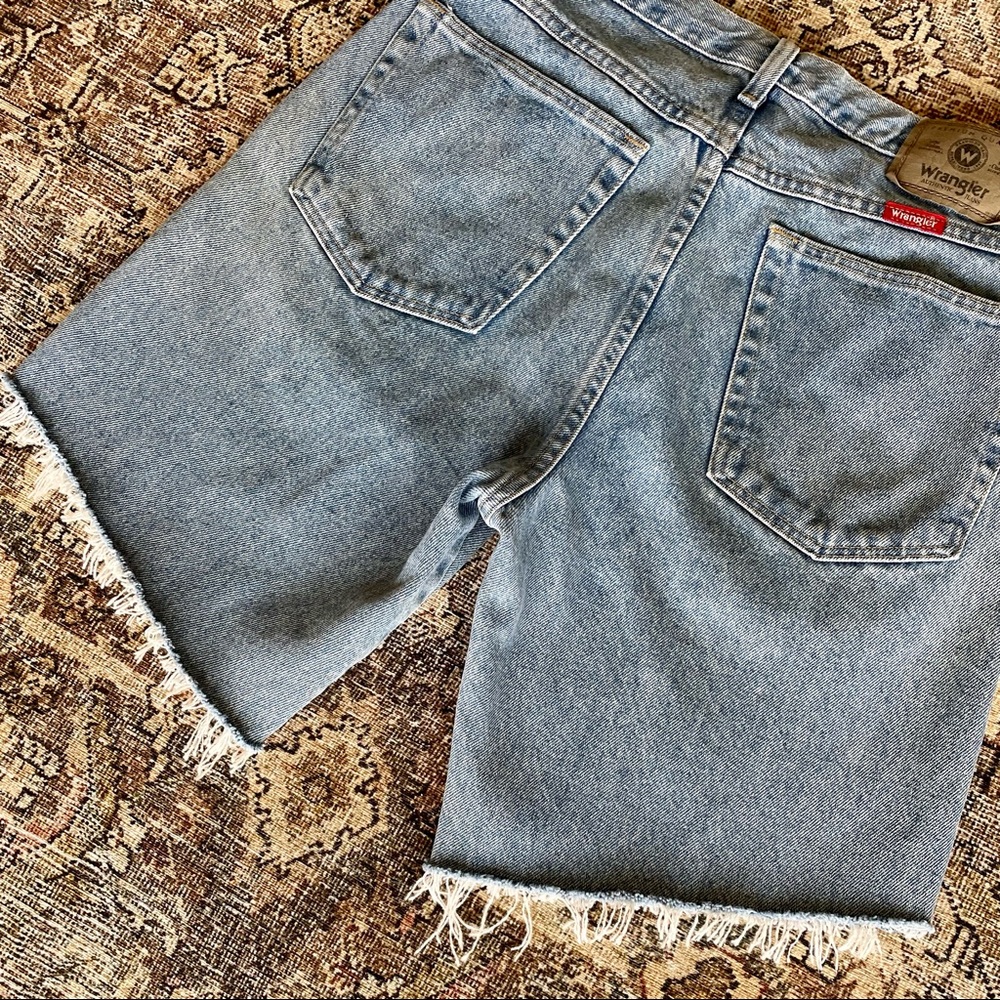 ✨SOLD✨ Vintage Wrangler Longline High Waisted Denim Cut Off Shorts - 32 - Picture 3 of 5
